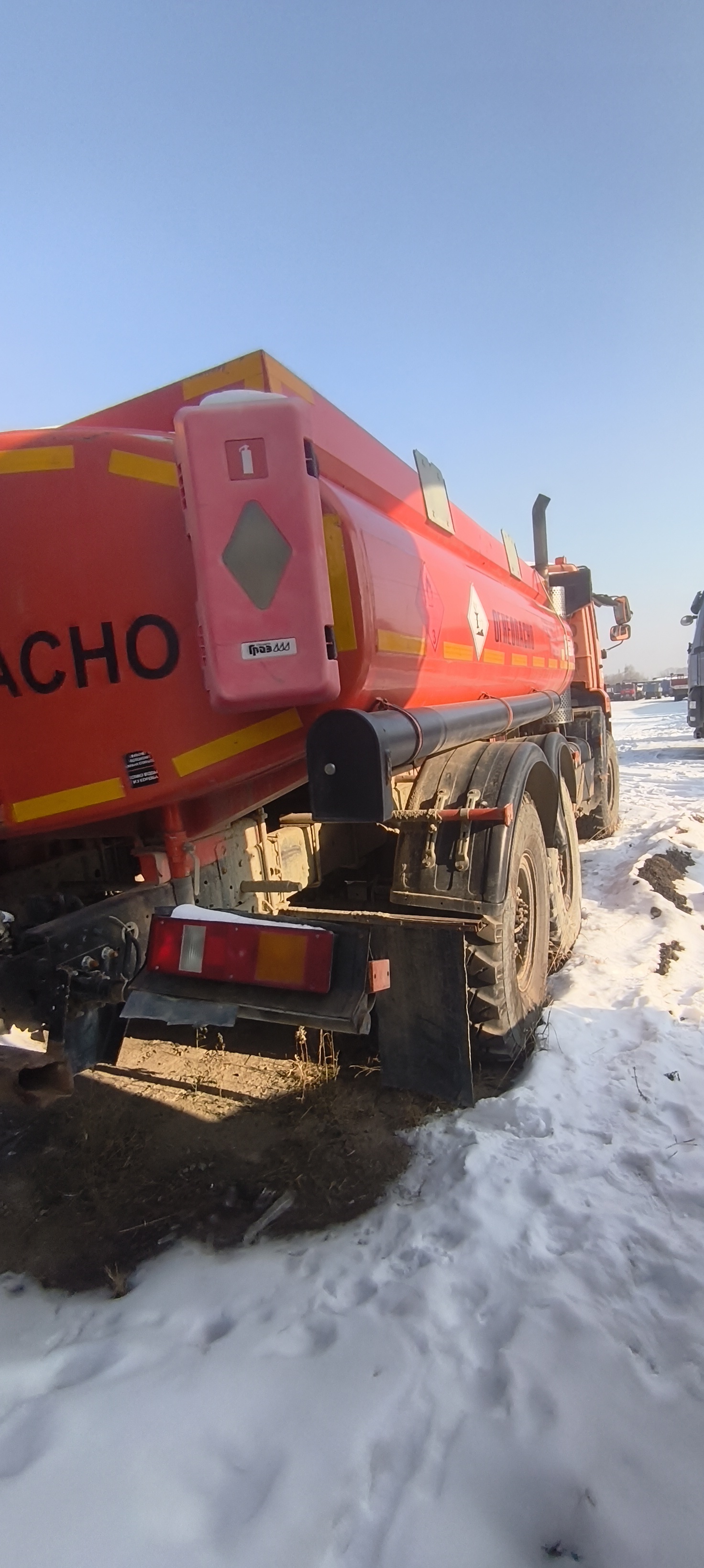 Завод ГРАЗ 5614* на шасси КамАЗ 43118 6x6 Автотопливозаправщик 2015 г. - фото 4