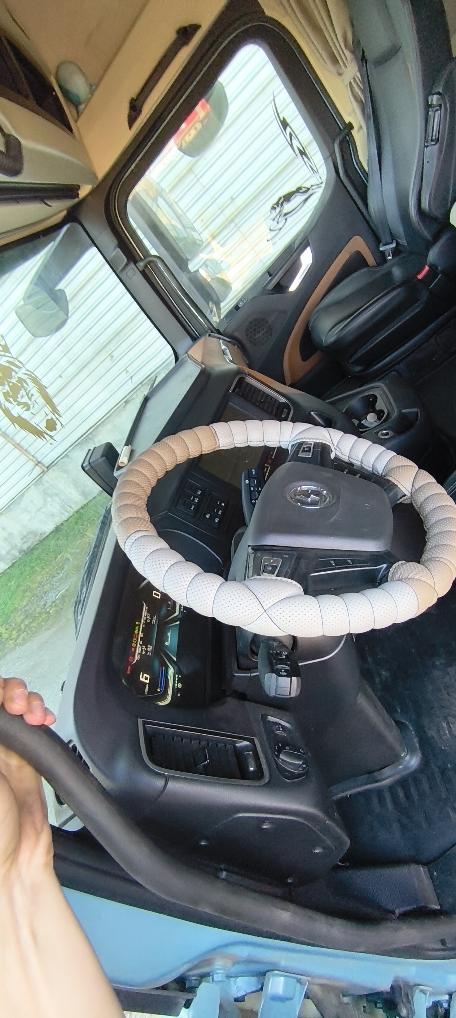 Shacman (Shaanxi) SX* 4x2 Седельный тягач 2023 г. - фото 7