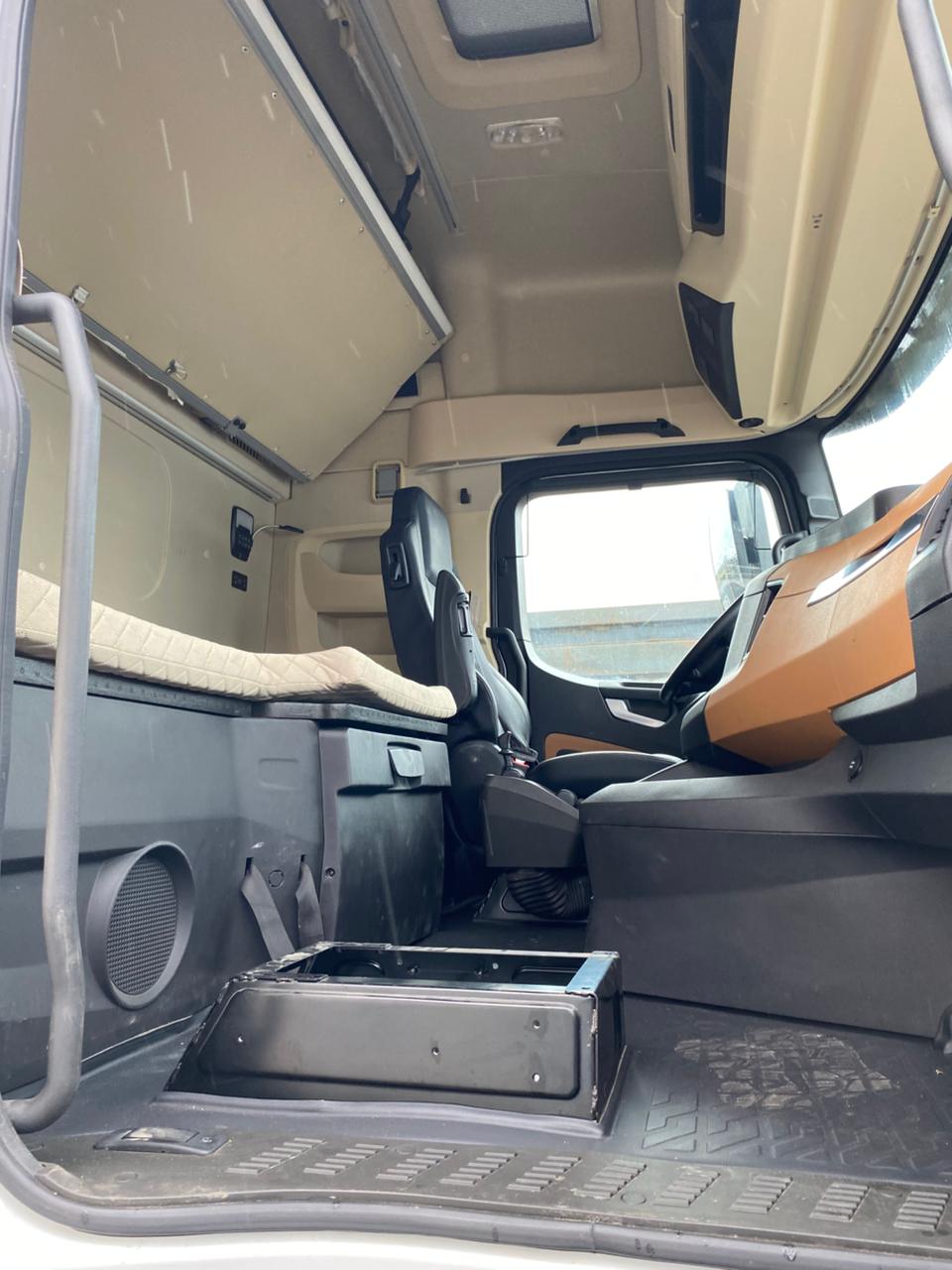 Shacman (Shaanxi) SX* 4x2 Седельный тягач 2024 г. - фото 8