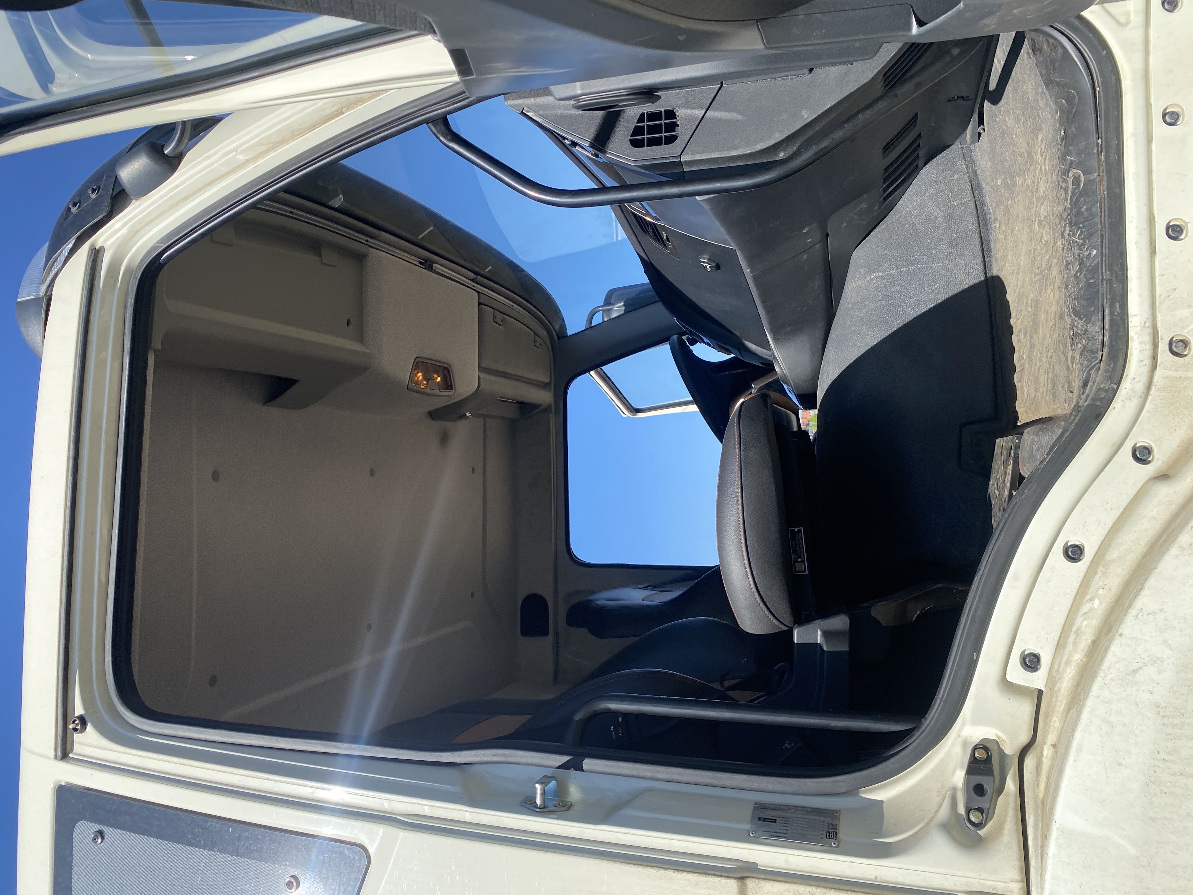 FAW J6 6x6 Седельный тягач 2024 г. - фото 12