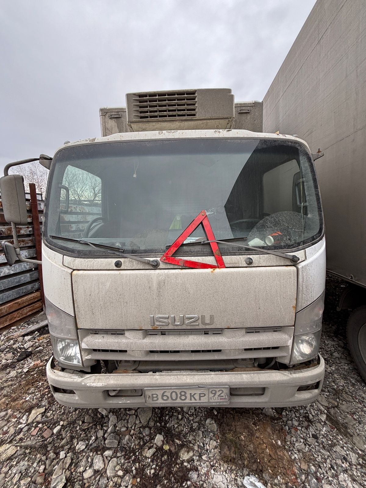 Isuzu ELF 9.5 (NQR) Изотермический/рефрижератор с гидробортом 2017 г.