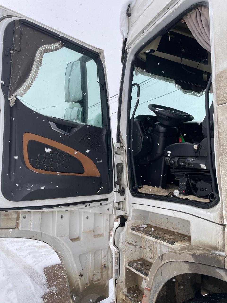 Shacman (Shaanxi) SX* 4x2 Седельный тягач 2022 г. - фото 5