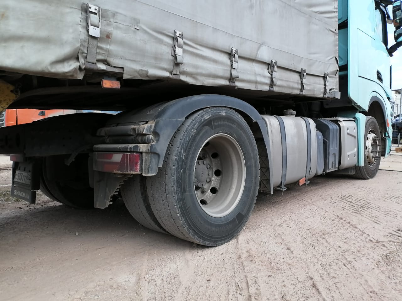 Shacman (Shaanxi) SX* 4x2 Седельный тягач 2023 г. - фото 3