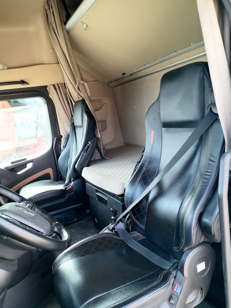 Shacman (Shaanxi) SX* 4x2 Седельный тягач 2023 г. - фото 8