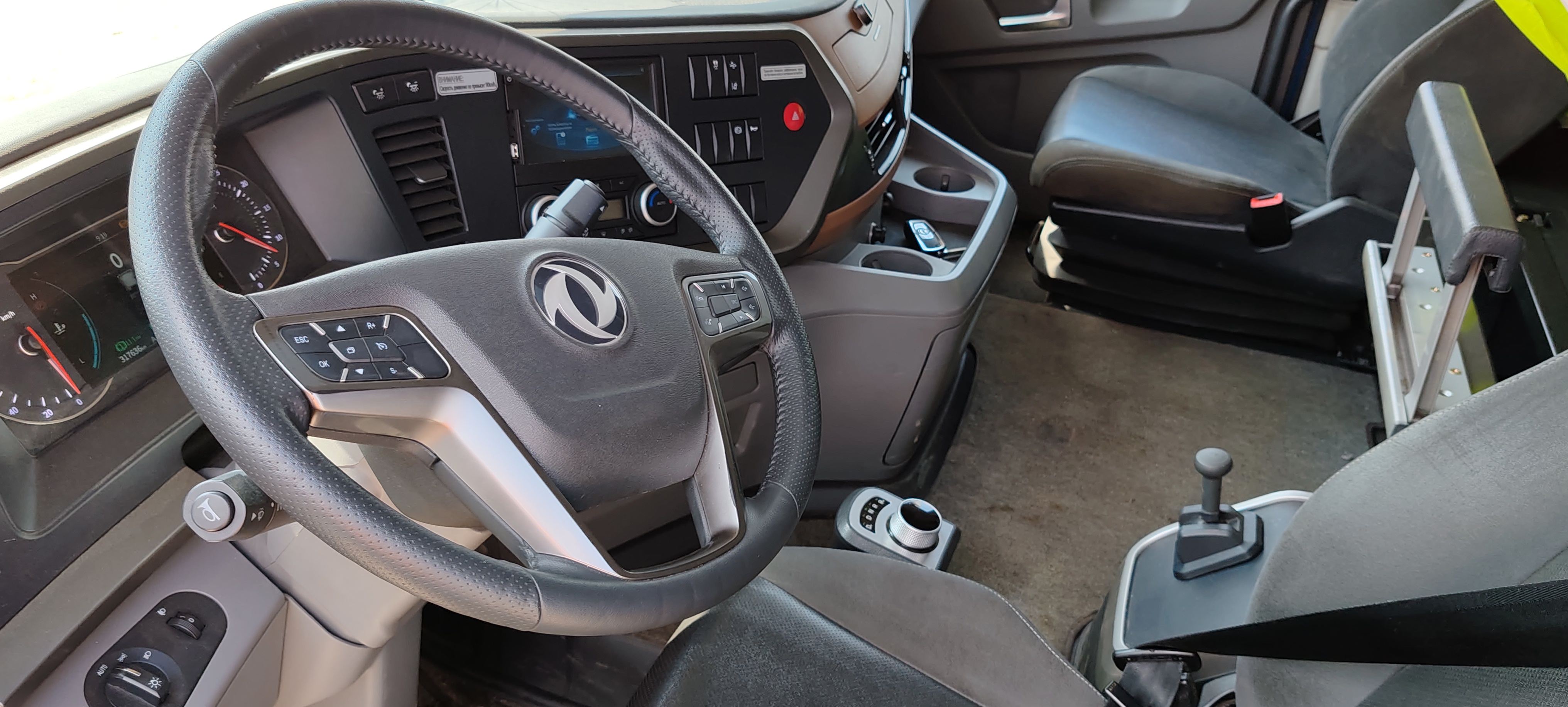 DongFeng DFH 4x2 Седельный тягач 2023 г. - фото 15