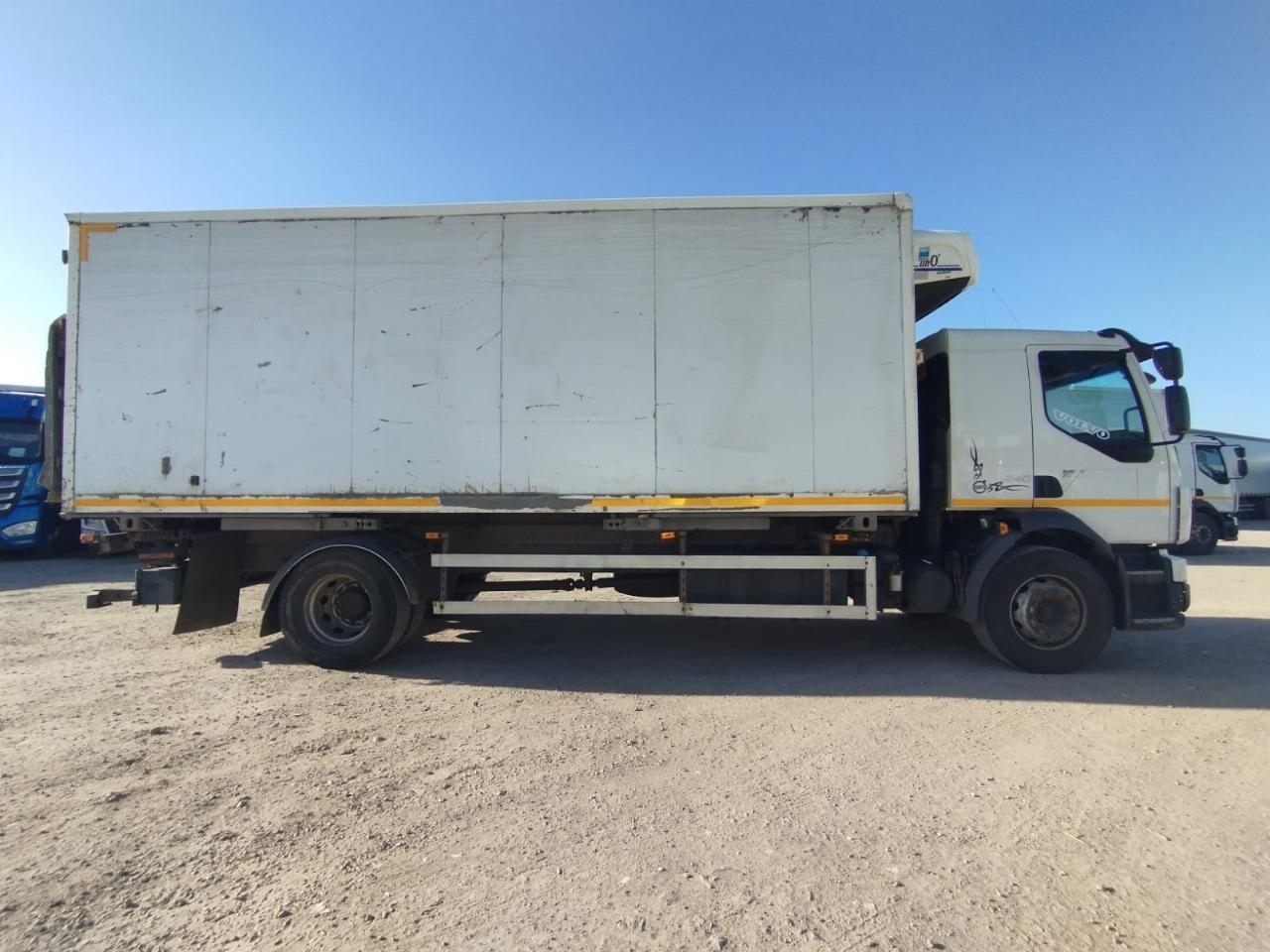 Центртранстехмаш АФ-4756* на шасси Volvo FL 4x2 Изотермический/рефрижератор с гидробортом 2017 г. - фото 3