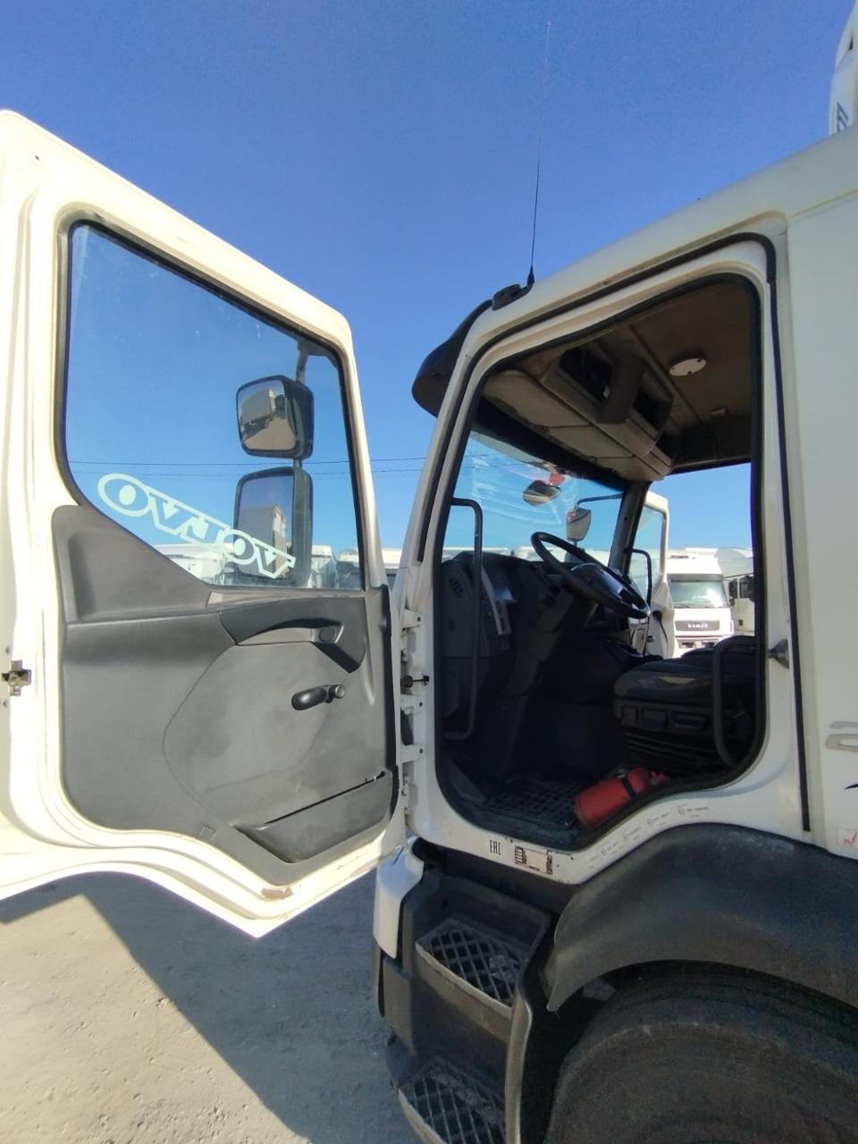 Центртранстехмаш АФ-4756* на шасси Volvo FL 4x2 Изотермический/рефрижератор с гидробортом 2017 г. - фото 8