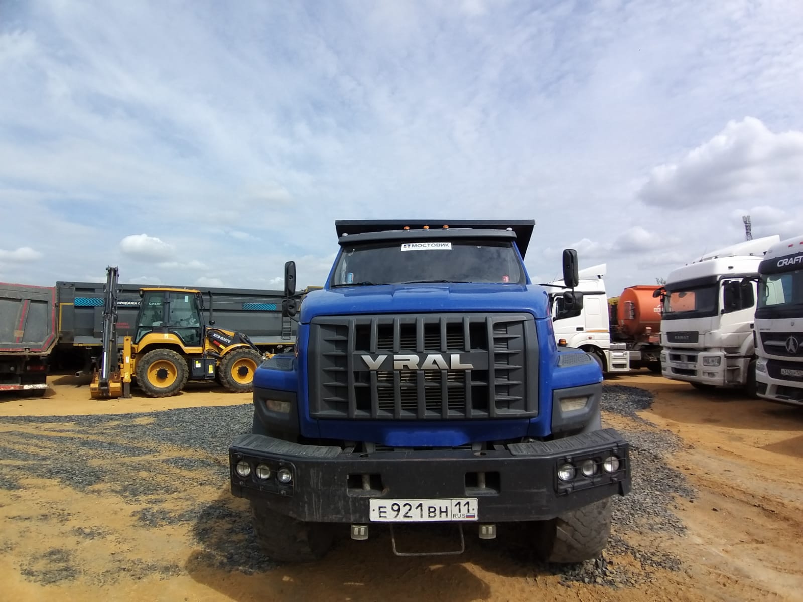 ПРОИЗВОДСТВЕННАЯ КОМПАНИЯ УНИВЕРСАЛЬНОЙ СПЕЦТЕХНИКИ 4679* на шасси Ural NEXT 5557 6x6 Самосвал 2023 г.