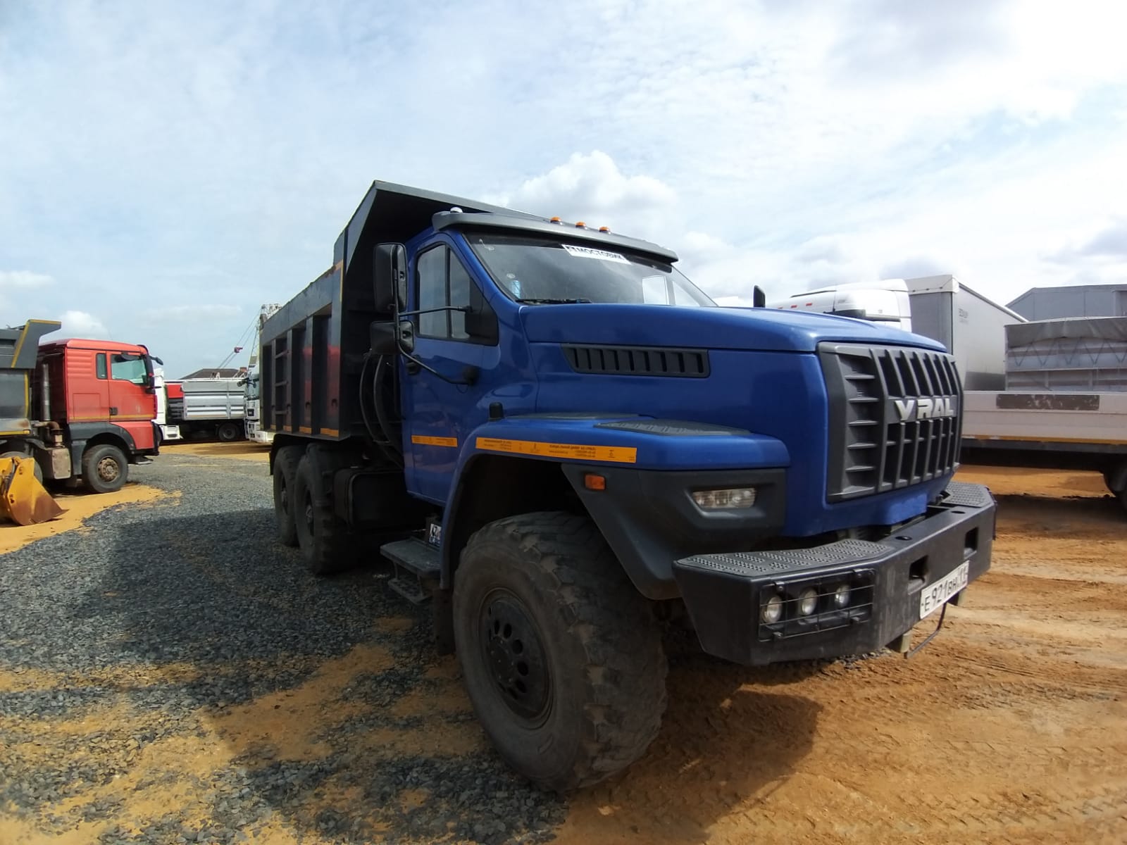 ПРОИЗВОДСТВЕННАЯ КОМПАНИЯ УНИВЕРСАЛЬНОЙ СПЕЦТЕХНИКИ 4679* на шасси Ural NEXT 5557 6x6 Самосвал 2023 г. - фото 3