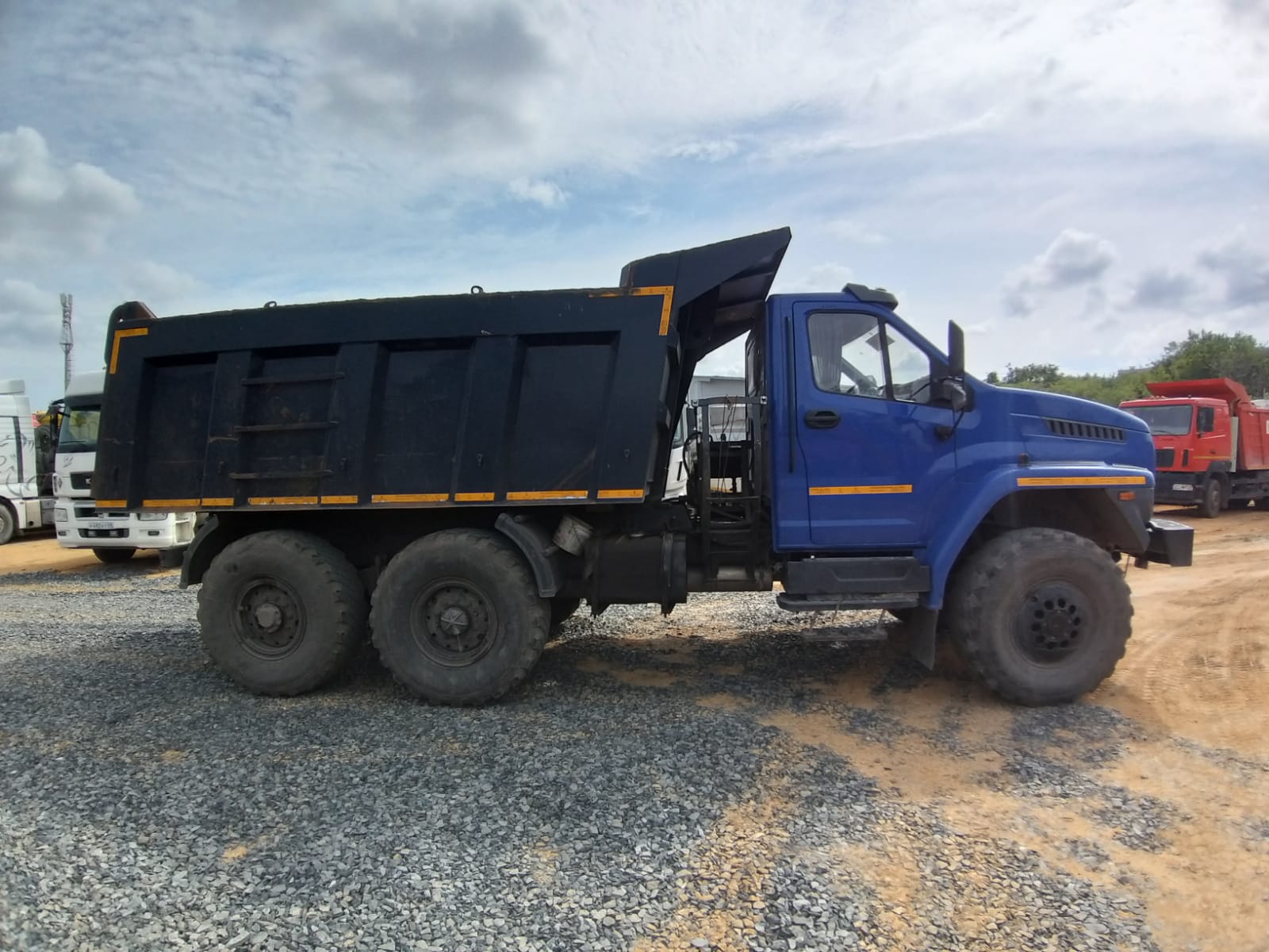 ПРОИЗВОДСТВЕННАЯ КОМПАНИЯ УНИВЕРСАЛЬНОЙ СПЕЦТЕХНИКИ 4679* на шасси Ural NEXT 5557 6x6 Самосвал 2023 г. - фото 4