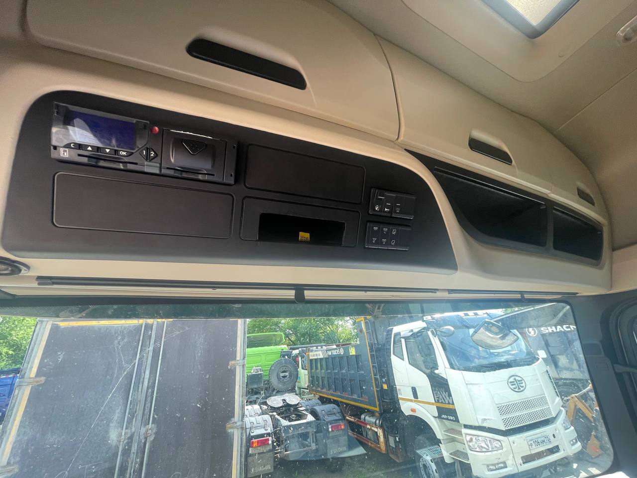 Shacman (Shaanxi) SX* 4x2 Седельный тягач 2024 г. - фото 8