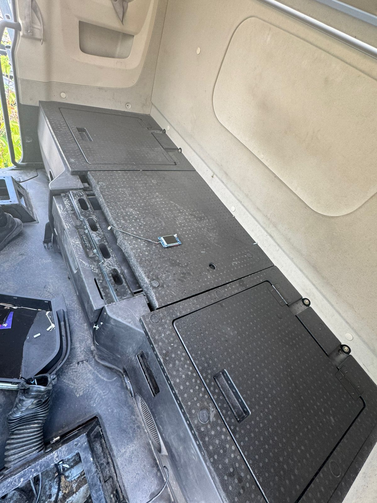 Shacman (Shaanxi) SX* 4x2 Седельный тягач 2023 г. - фото 9