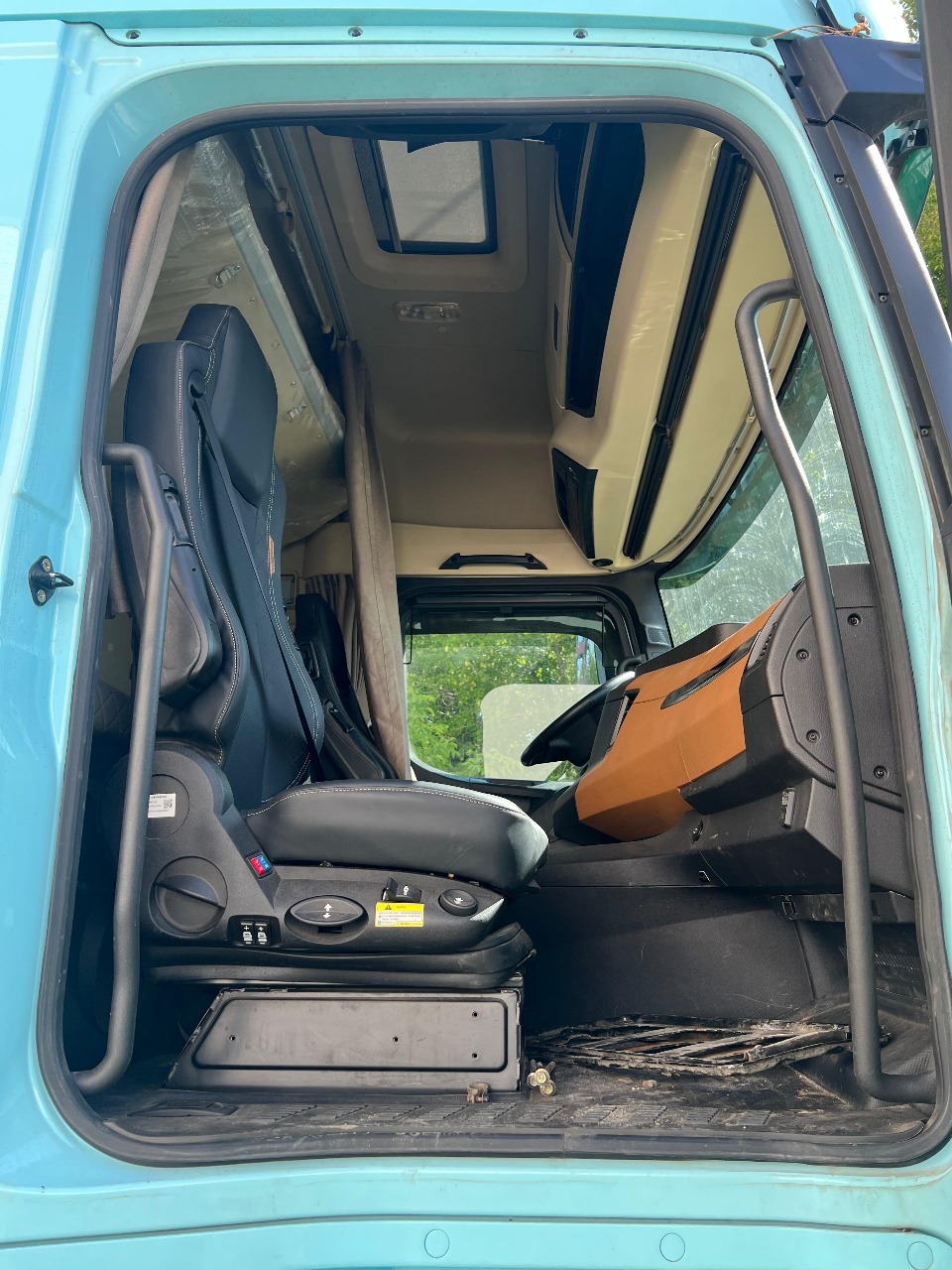 Shacman (Shaanxi) SX* 4x2 Седельный тягач 2023 г. - фото 11