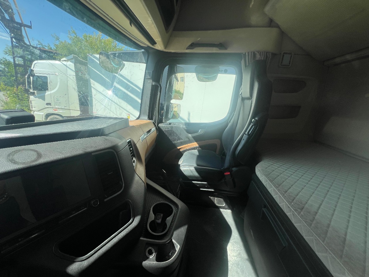 Shacman (Shaanxi) SX* 4x2 Седельный тягач 2023 г. - фото 15