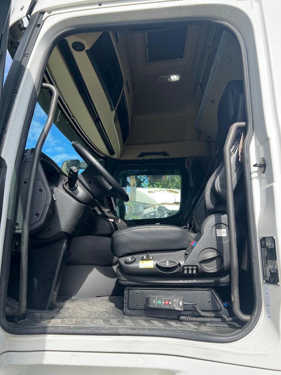 Shacman (Shaanxi) SX* 4x2 Седельный тягач 2023 г. - фото 9