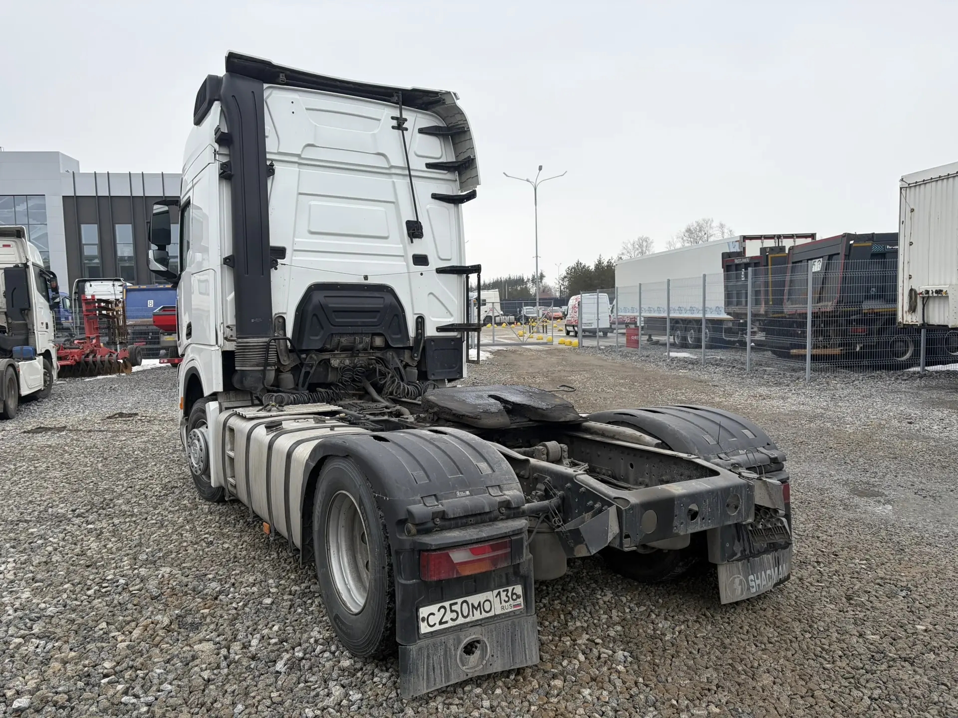 Shacman (Shaanxi) SX* 4x2 Седельный тягач 2022 г. - фото 7