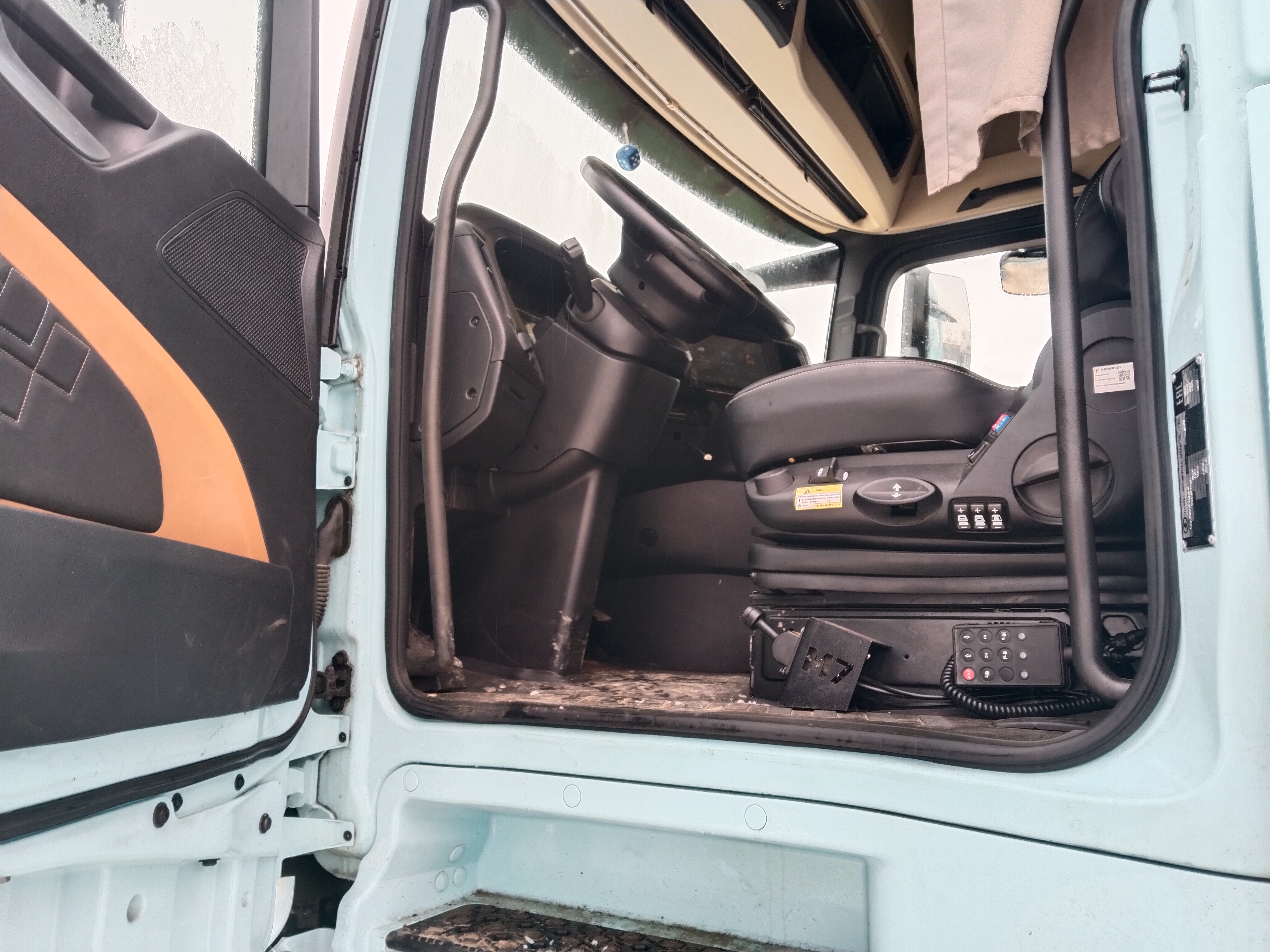 Shacman (Shaanxi) SX* 4x2 Седельный тягач 2023 г. - фото 9