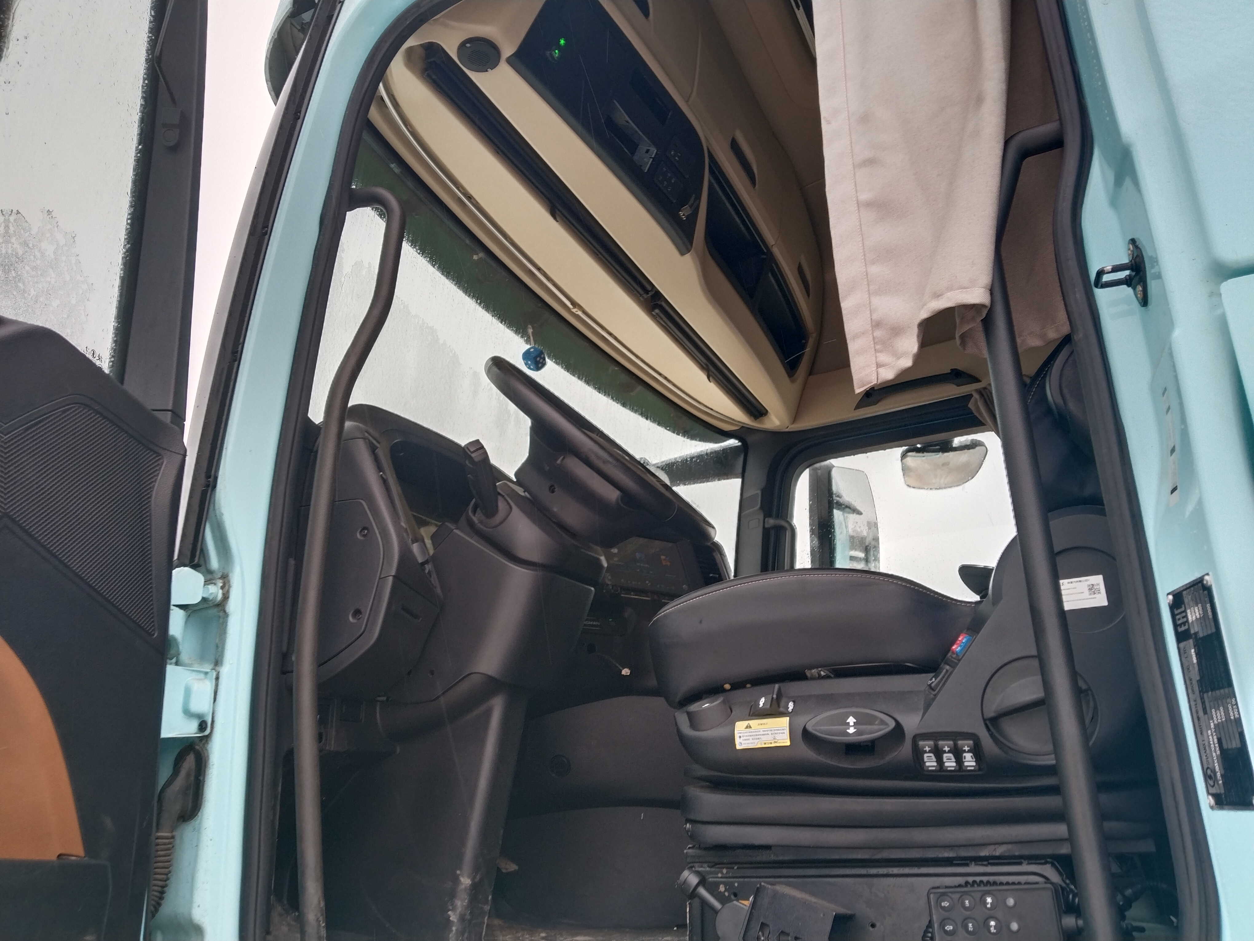 Shacman (Shaanxi) SX* 4x2 Седельный тягач 2023 г. - фото 10