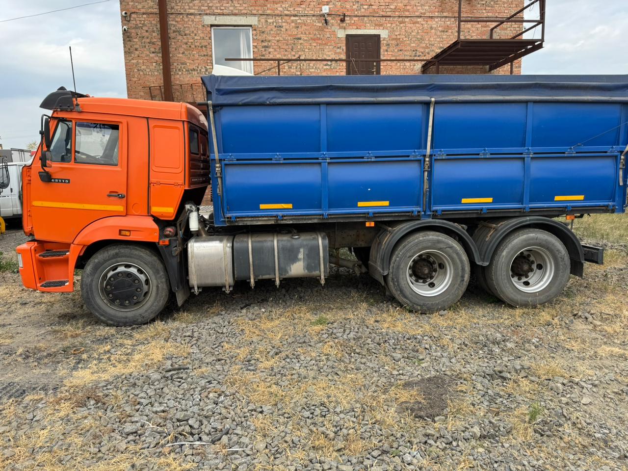 МАШИНО-ДЕТАЛЬ 5339* на шасси КамАЗ 65115 6x4 Зерновоз 2021 г. - фото 3