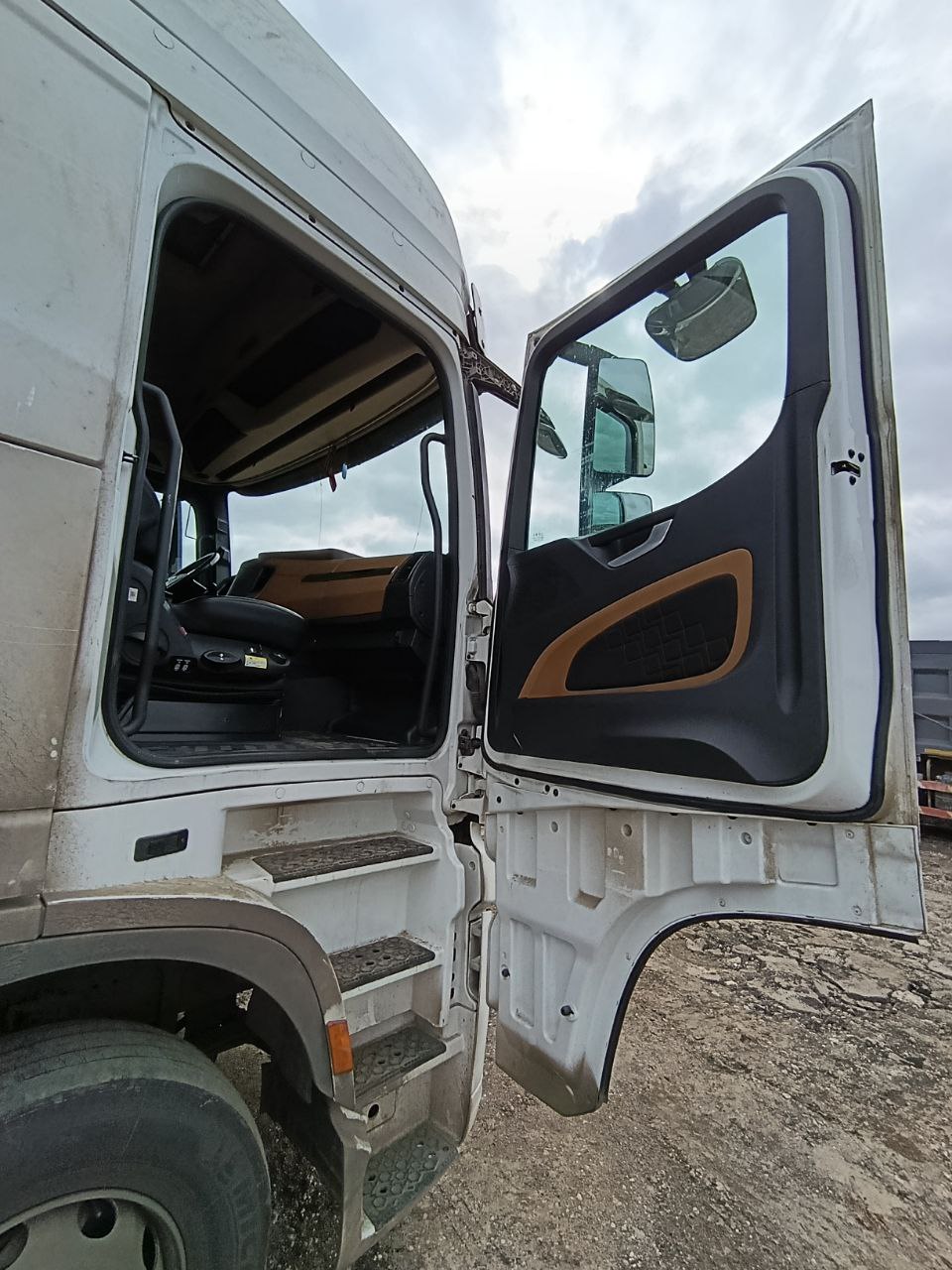 Shacman (Shaanxi) SX* 4x2 Седельный тягач 2023 г. - фото 8