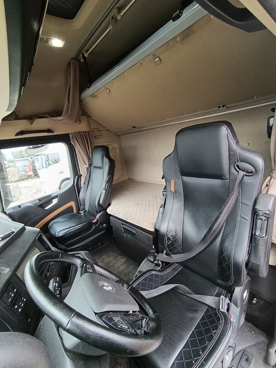 Shacman (Shaanxi) SX* 4x2 Седельный тягач 2023 г. - фото 9