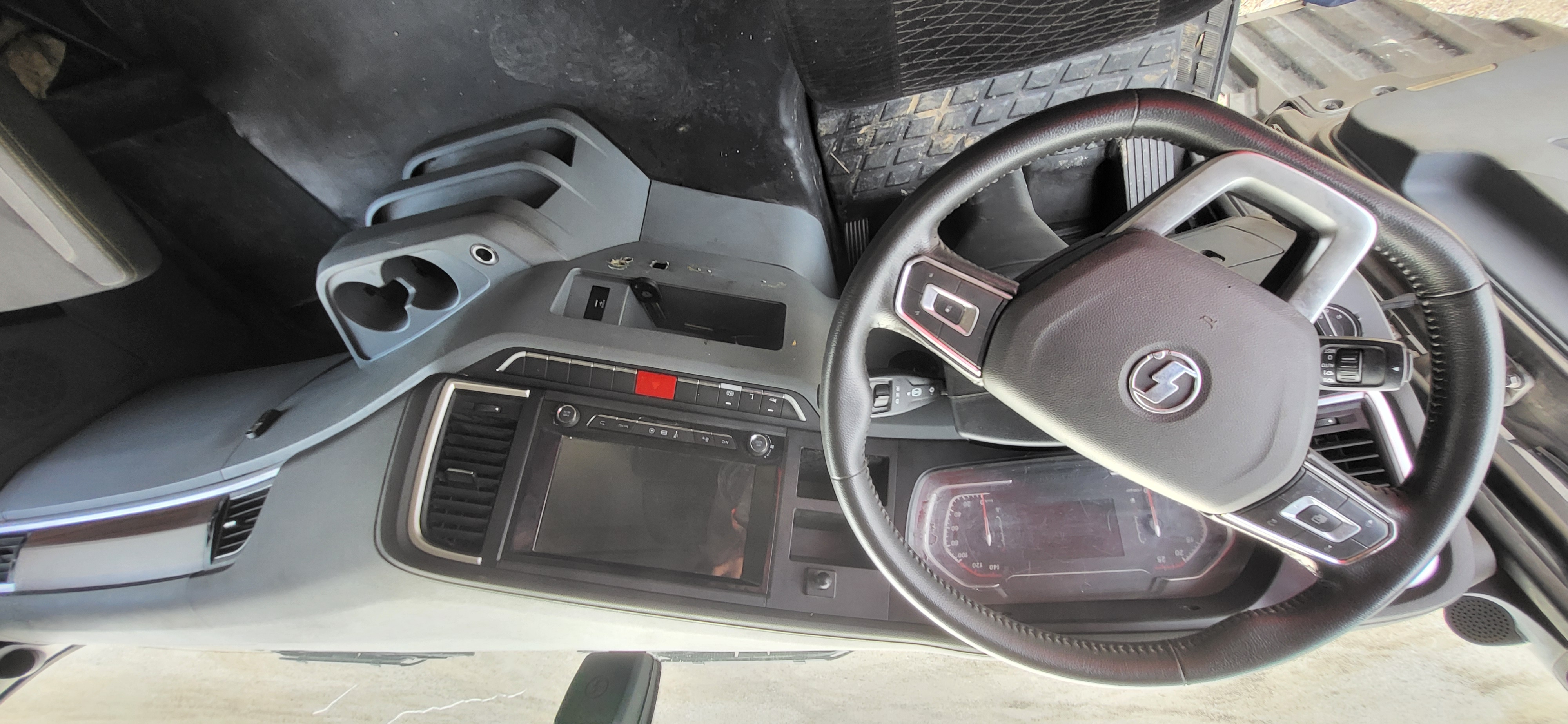 Shacman (Shaanxi) SX* 4x2 Седельный тягач 2023 г. - фото 17