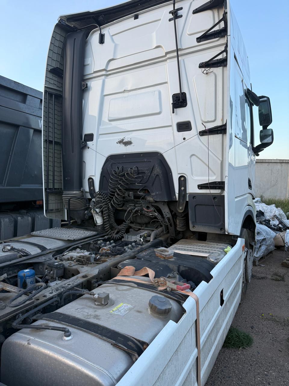 Shacman (Shaanxi) SX* 4x2 Седельный тягач 2023 г. - фото 7