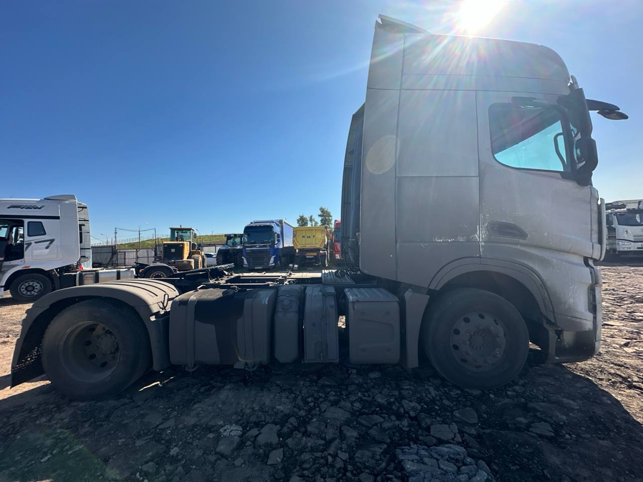 Shacman (Shaanxi) SX* 4x2 Седельный тягач 2023 г. - фото 4