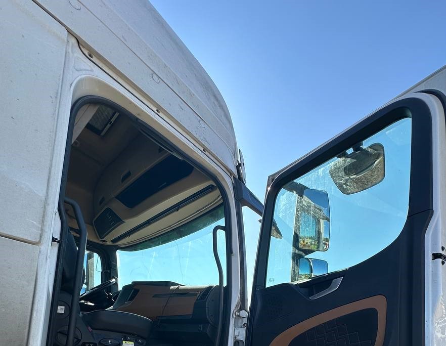 Shacman (Shaanxi) SX* 4x2 Седельный тягач 2023 г. - фото 9