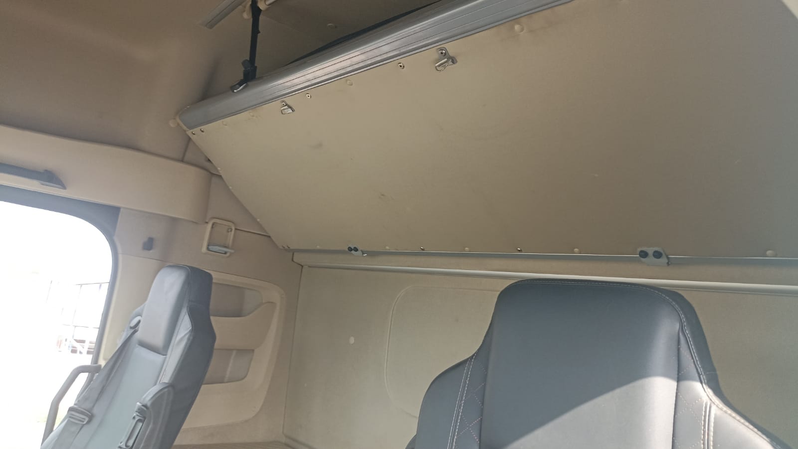 Shacman (Shaanxi) SX* 4x2 Седельный тягач 2023 г. - фото 6