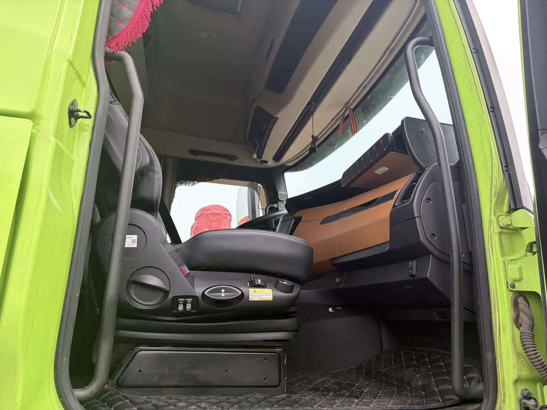 Shacman (Shaanxi) SX* 4x2 Седельный тягач 2023 г. - фото 8