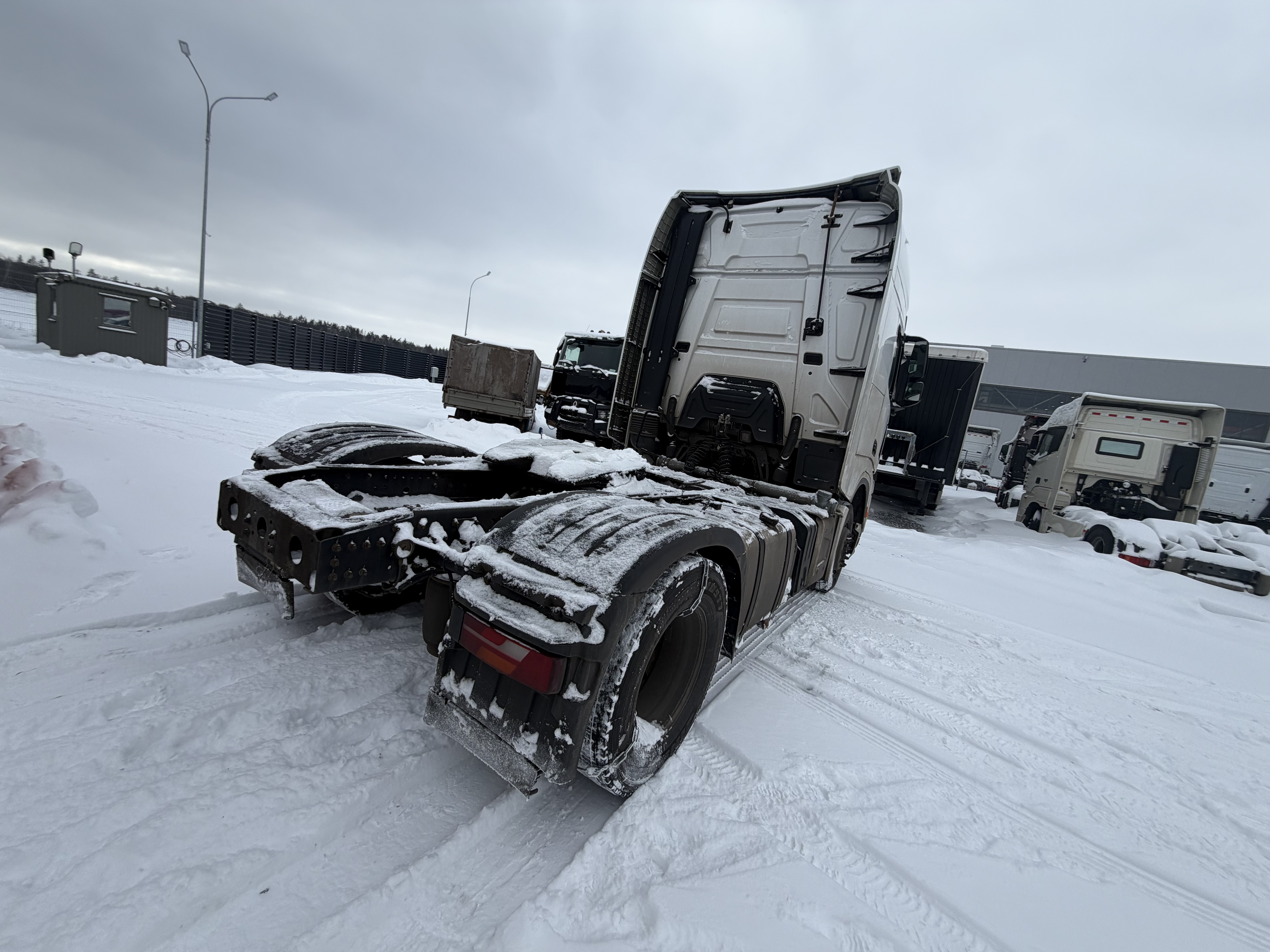 Shacman (Shaanxi) SX* 4x2 Седельный тягач 2023 г. - фото 5