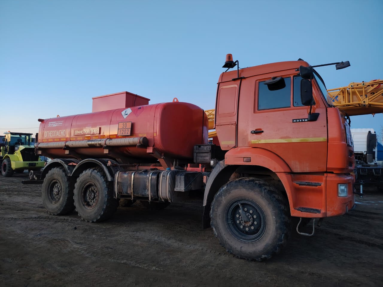 УралСпецТранс 5453* на шасси КамАЗ 43118 6x6 Автотопливозаправщик 2022 г. - фото 2