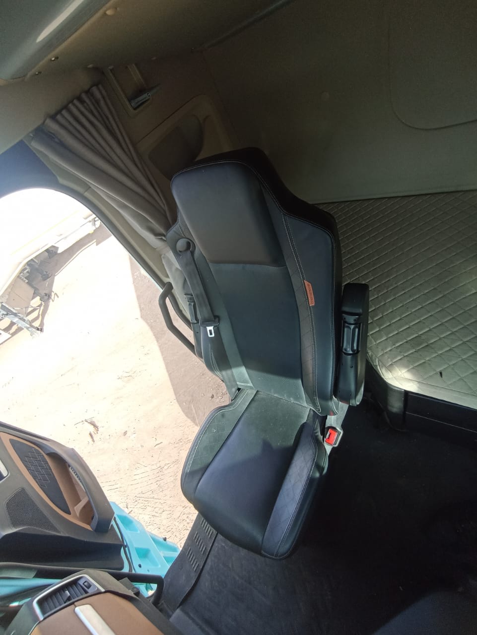 Shacman (Shaanxi) SX* 4x2 Седельный тягач 2023 г. - фото 9