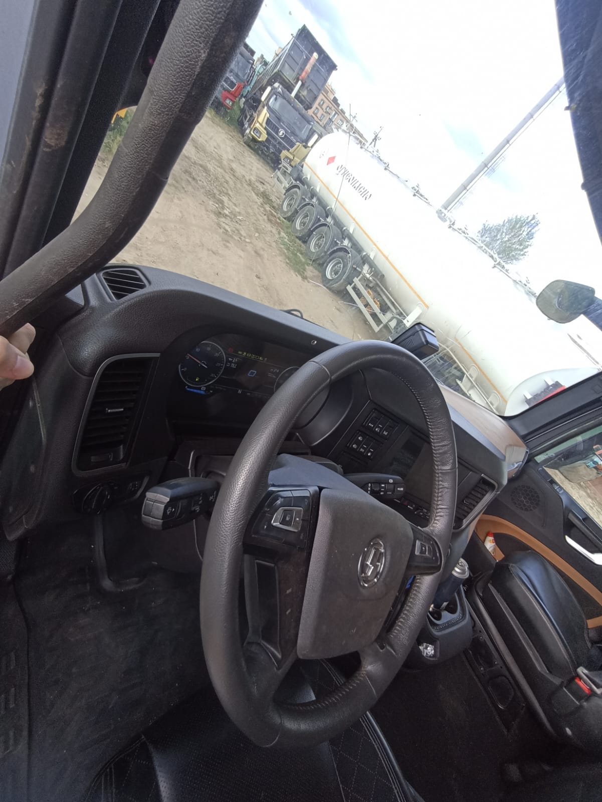 Shacman (Shaanxi) SX* 4x2 Седельный тягач 2023 г. - фото 8