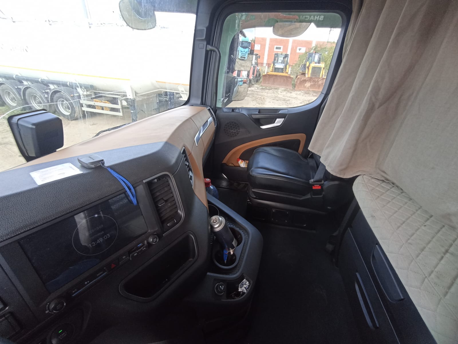 Shacman (Shaanxi) SX* 4x2 Седельный тягач 2023 г. - фото 10