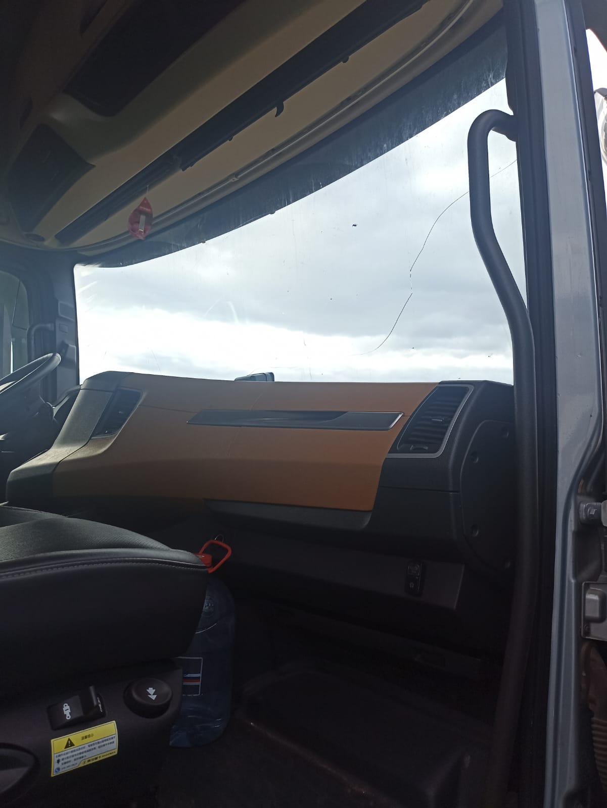 Shacman (Shaanxi) SX* 4x2 Седельный тягач 2023 г. - фото 12