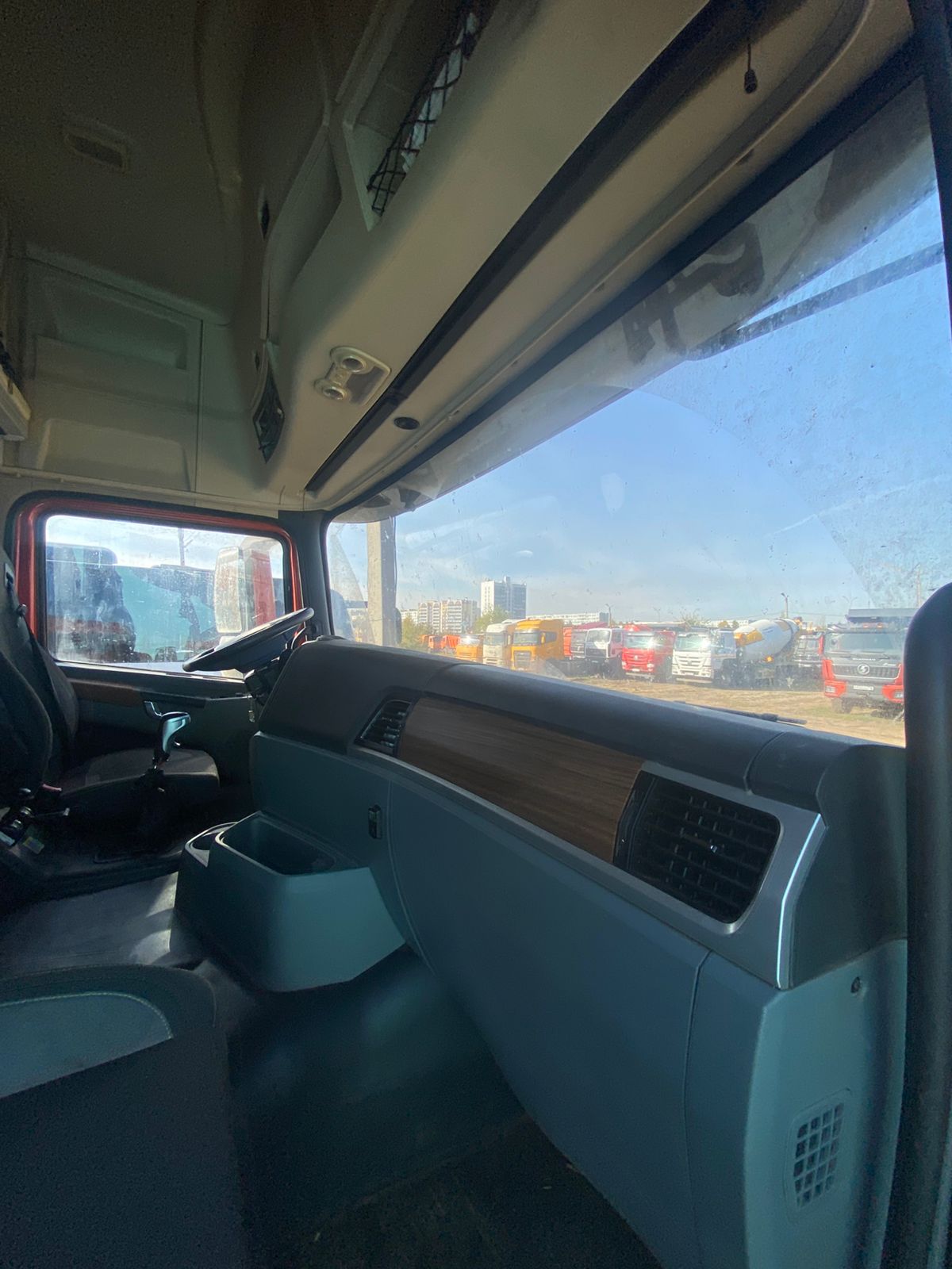 Shacman (Shaanxi) SX* 6x4 Седельный тягач 2024 г. - фото 9