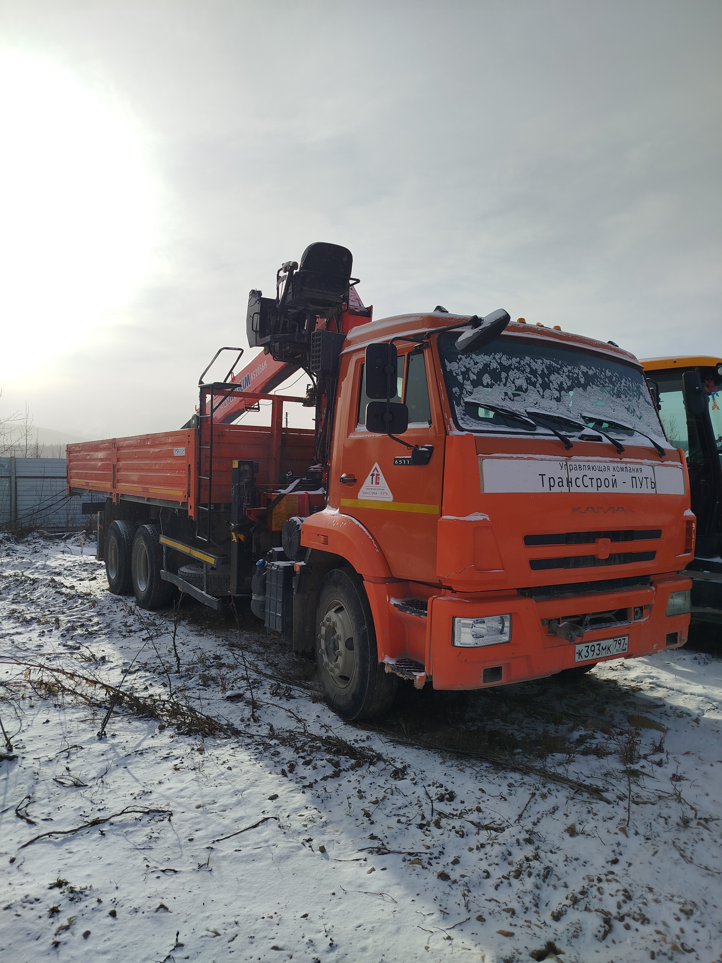 Коммерческие грузовики K3B* на шасси КамАЗ 65115 6x4 Бортовой с КМУ 2023 г. - фото 2