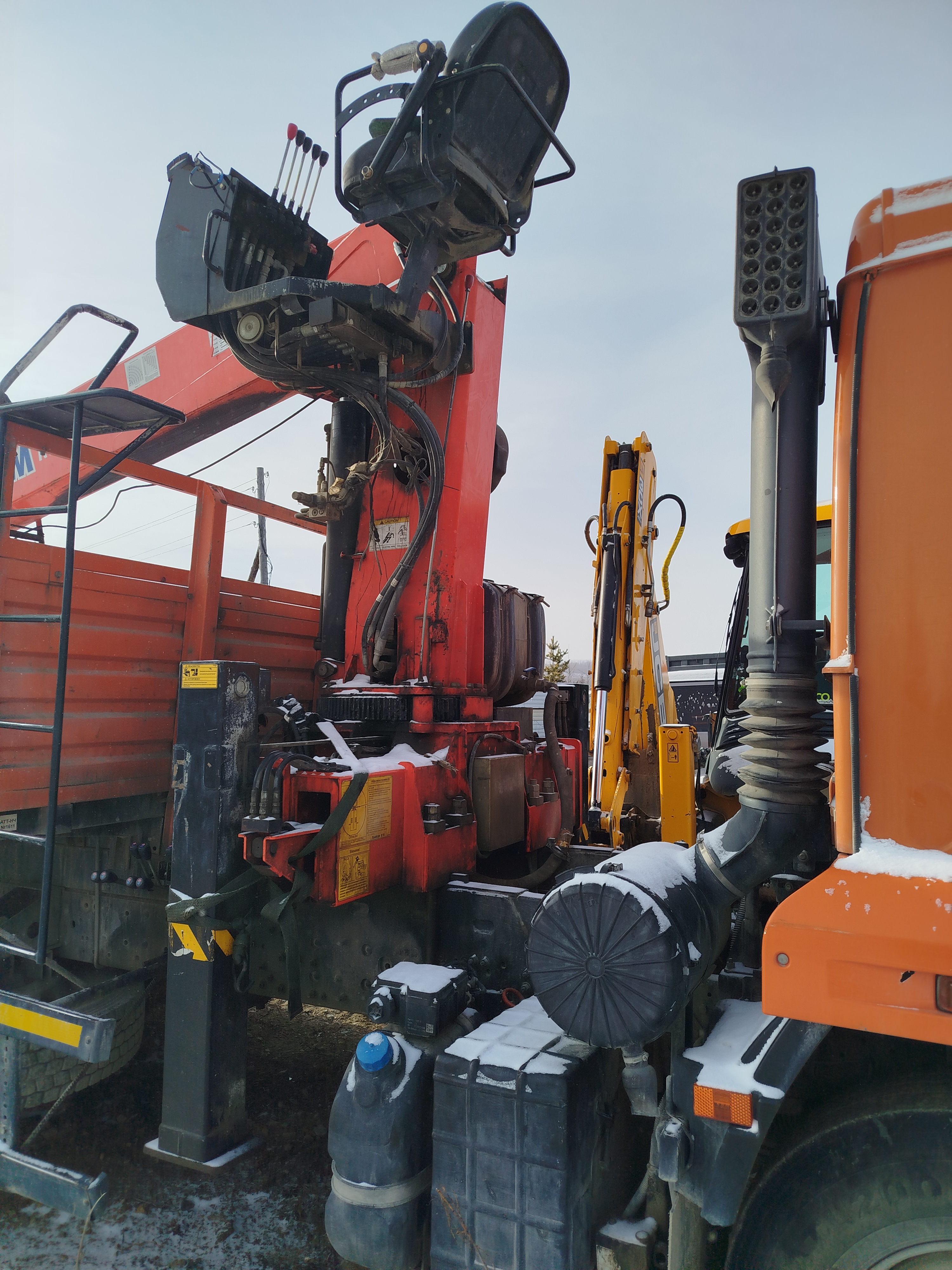 Коммерческие грузовики K3B* на шасси КамАЗ 65115 6x4 Бортовой с КМУ 2023 г. - фото 5