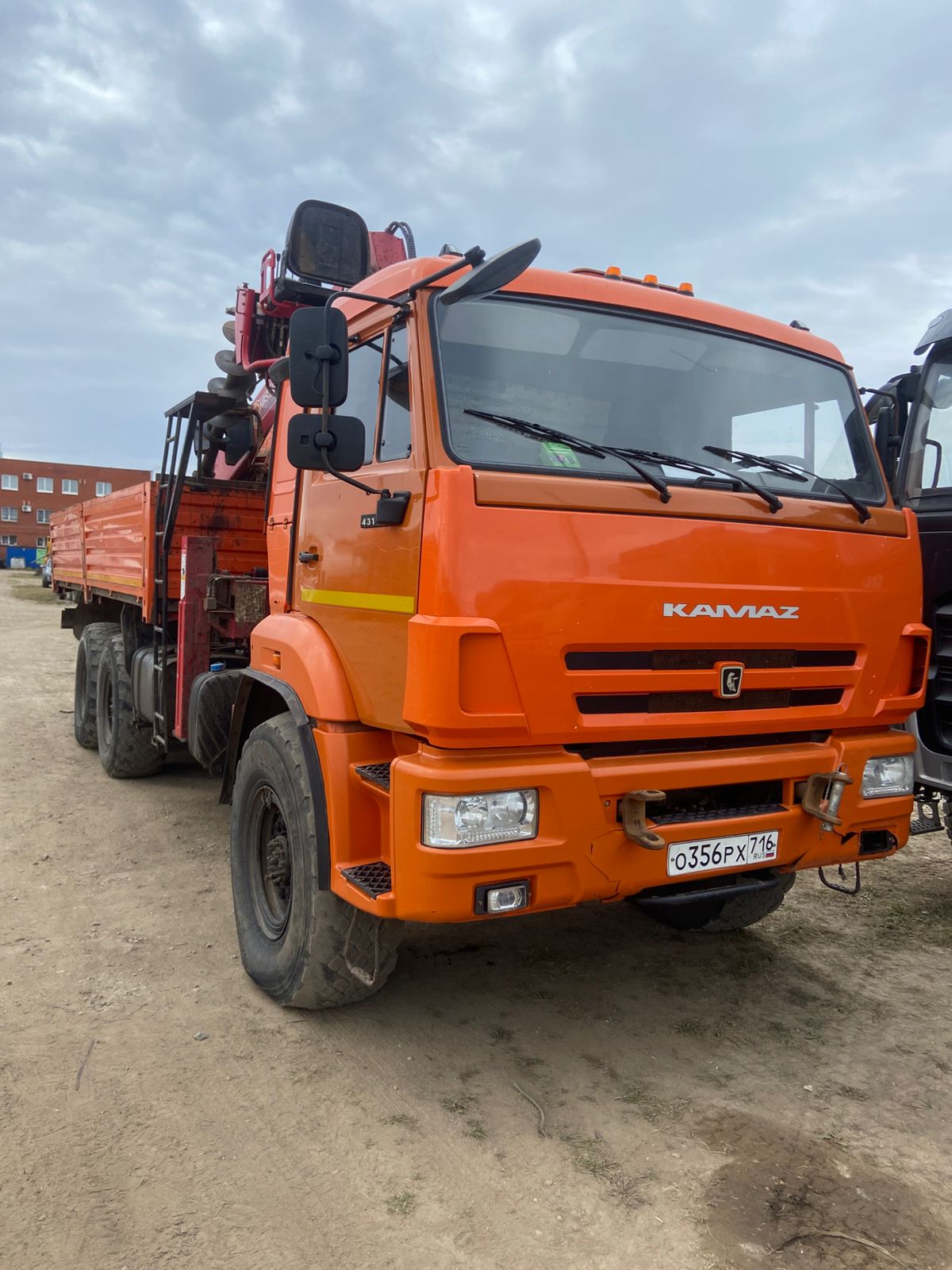 Кран центр "КАМАЗ" 659100 на шасси КамАЗ 43118 6x6 Бортовой с КМУ 2022 г. - фото 2