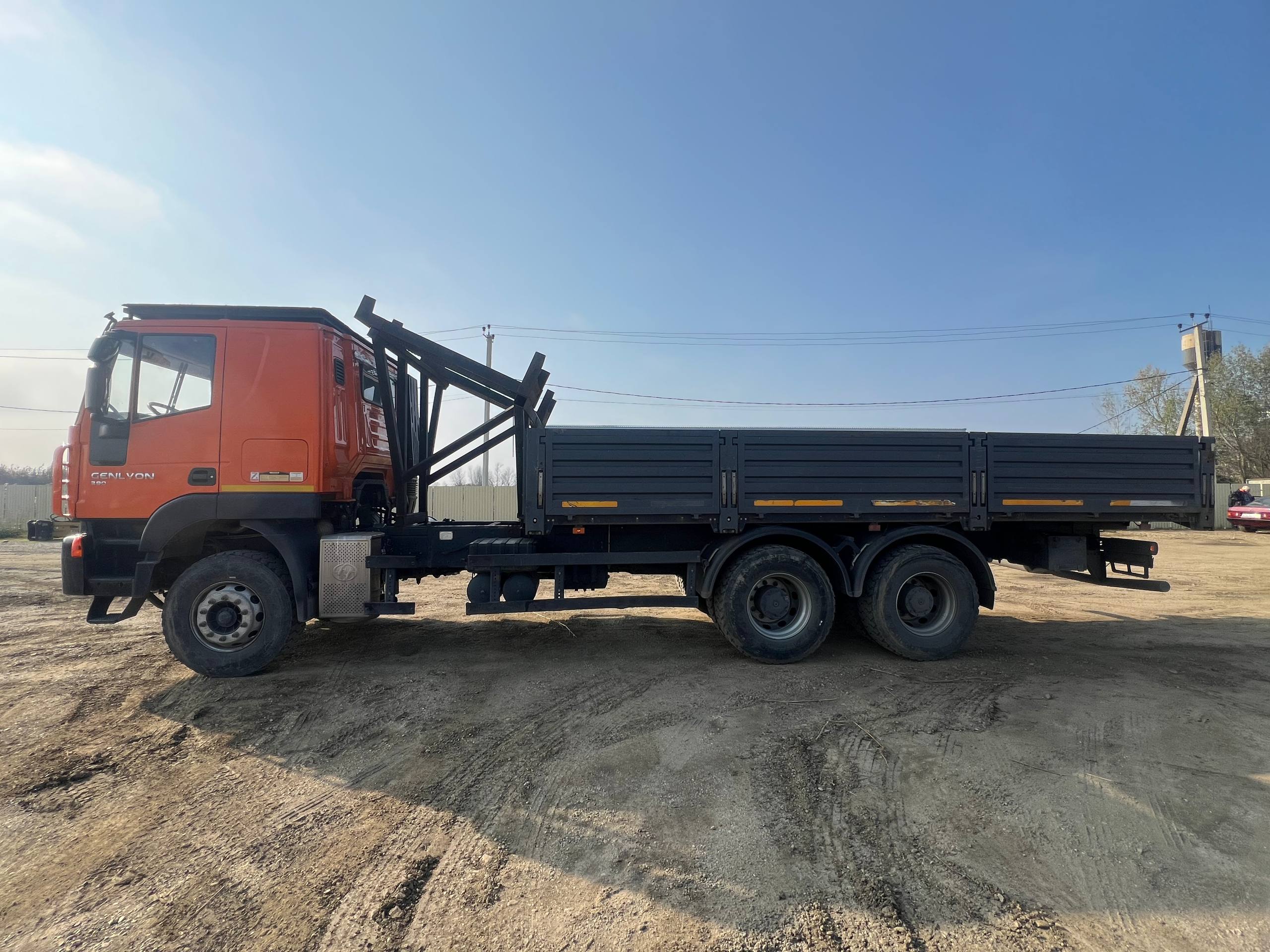 КАРВИНГ 3370* на шасси HONGYAN CQ3346 6x4 Бортовой с КМУ 2023 г. - фото 2