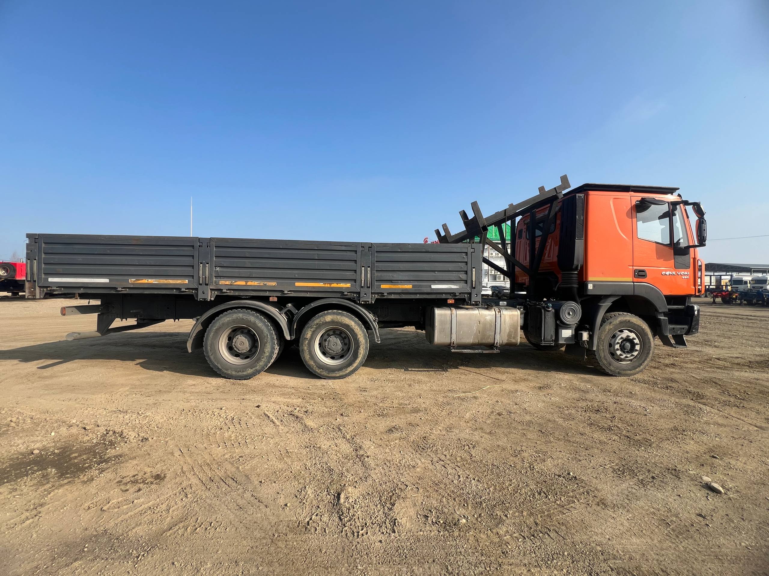 КАРВИНГ 3370* на шасси HONGYAN CQ3346 6x4 Бортовой с КМУ 2023 г. - фото 3