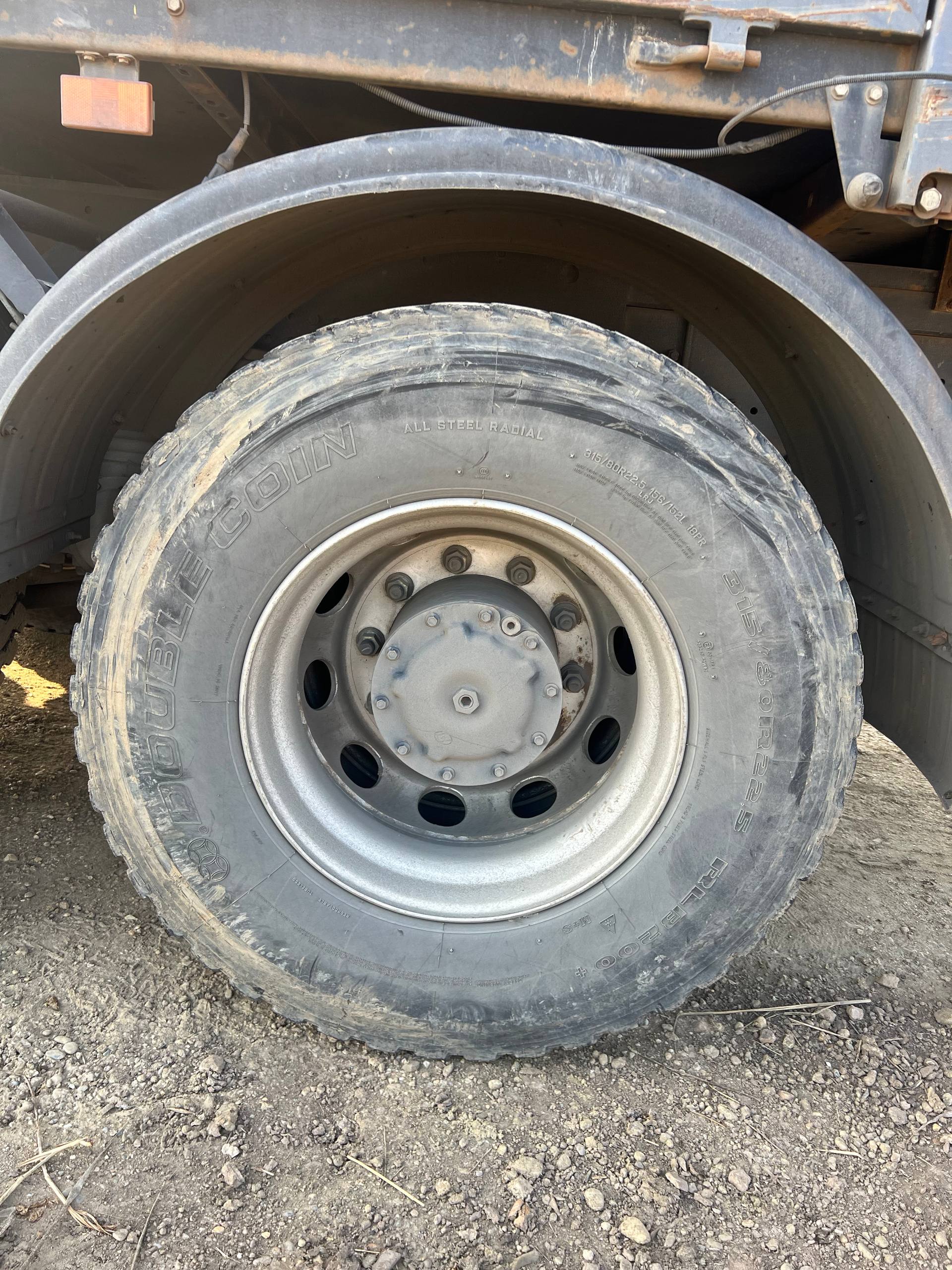 КАРВИНГ 3370* на шасси HONGYAN CQ3346 6x4 Бортовой с КМУ 2023 г. - фото 11