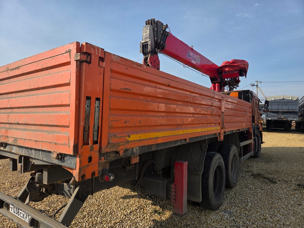 Кран центр "КАМАЗ" 6590* на шасси КамАЗ 65115 6x4 Бортовой с КМУ 2022 г. - фото 7