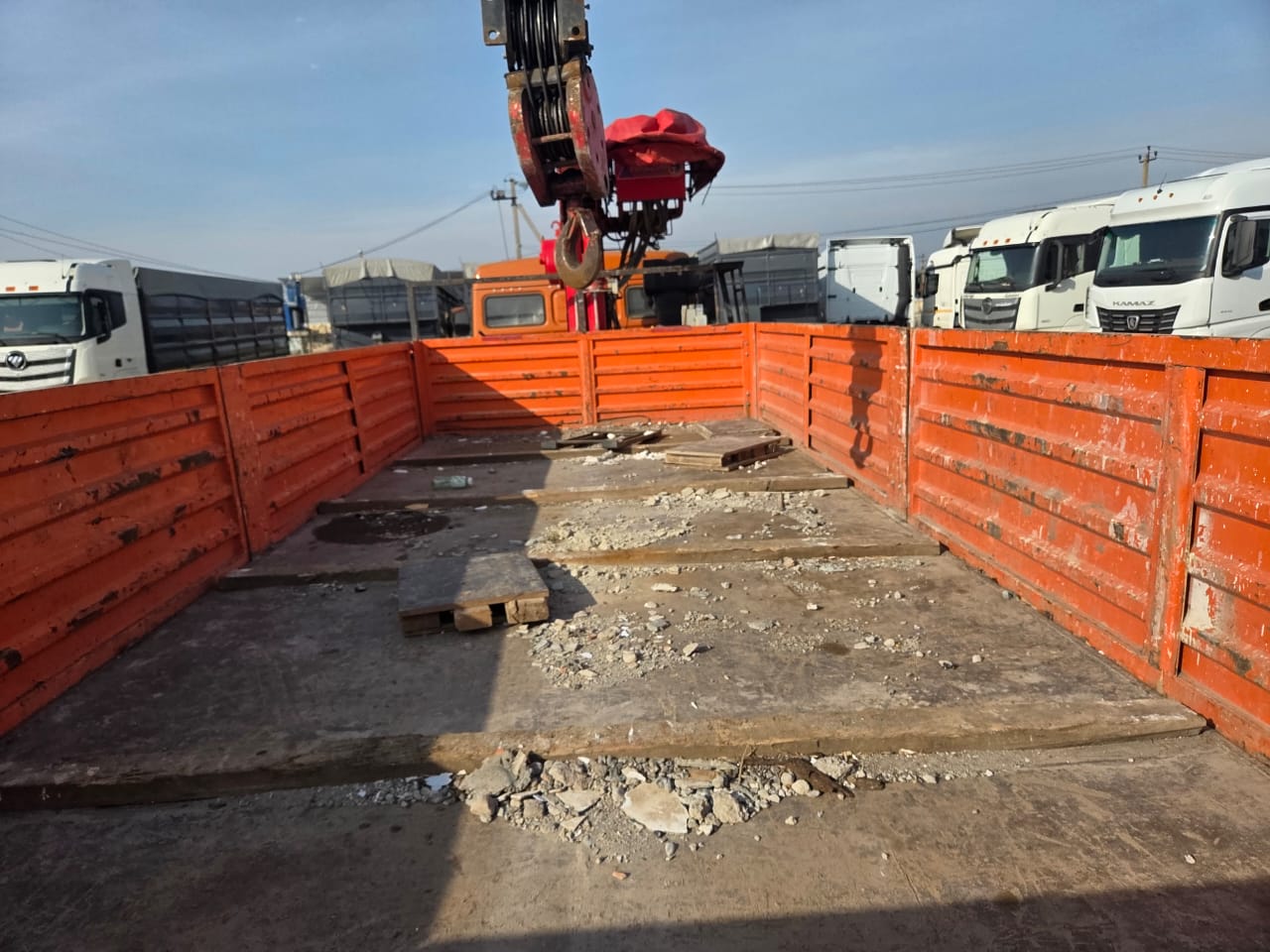 Кран центр "КАМАЗ" 6590* на шасси КамАЗ 65115 6x4 Бортовой с КМУ 2022 г. - фото 11