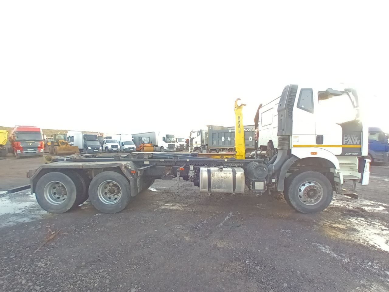FAW J6 6x4 Мультилифт 2023 г. - фото 3