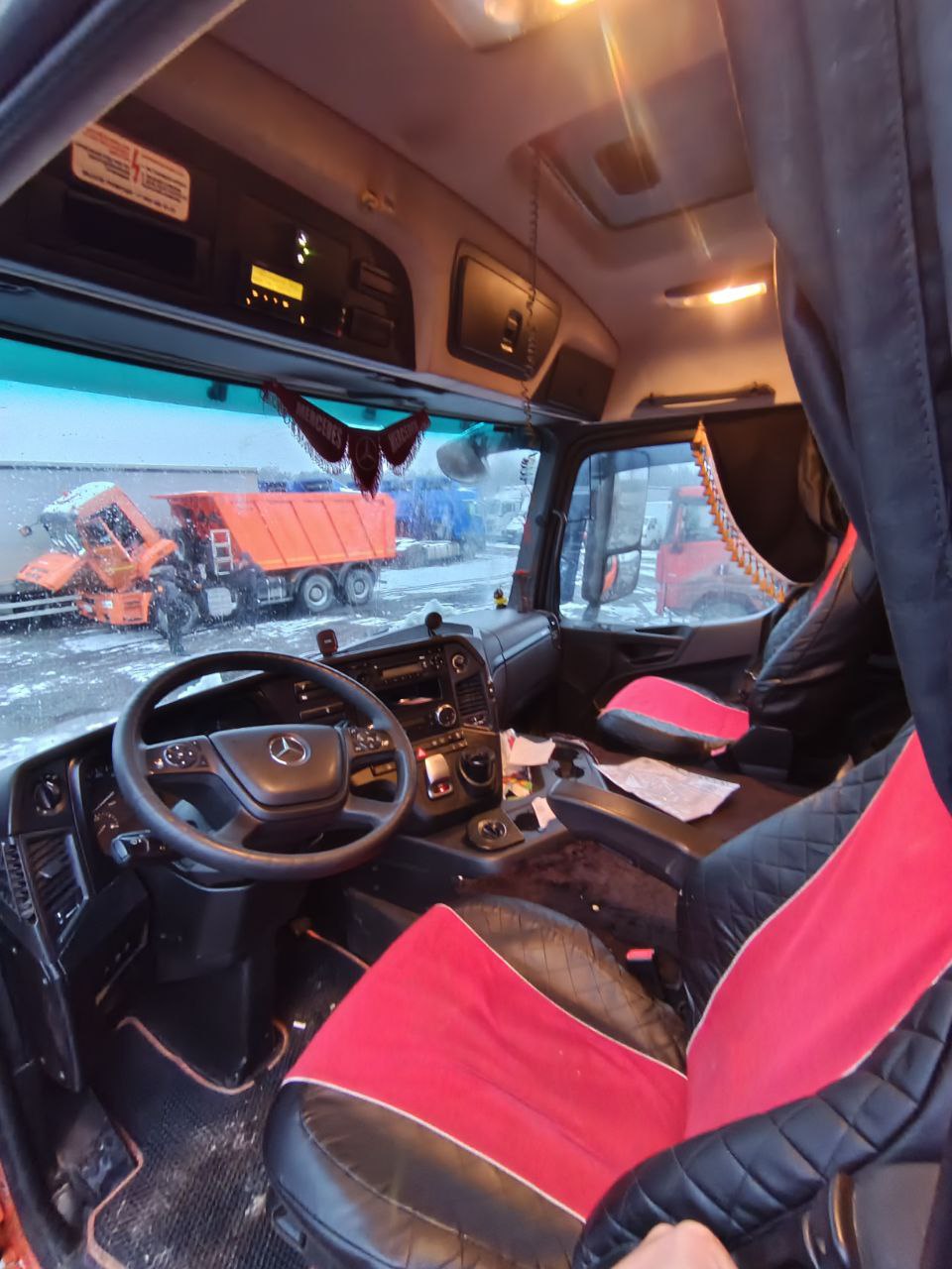 Mercedes-Benz Arocs 8x8 Самосвал 2021 г. - фото 12