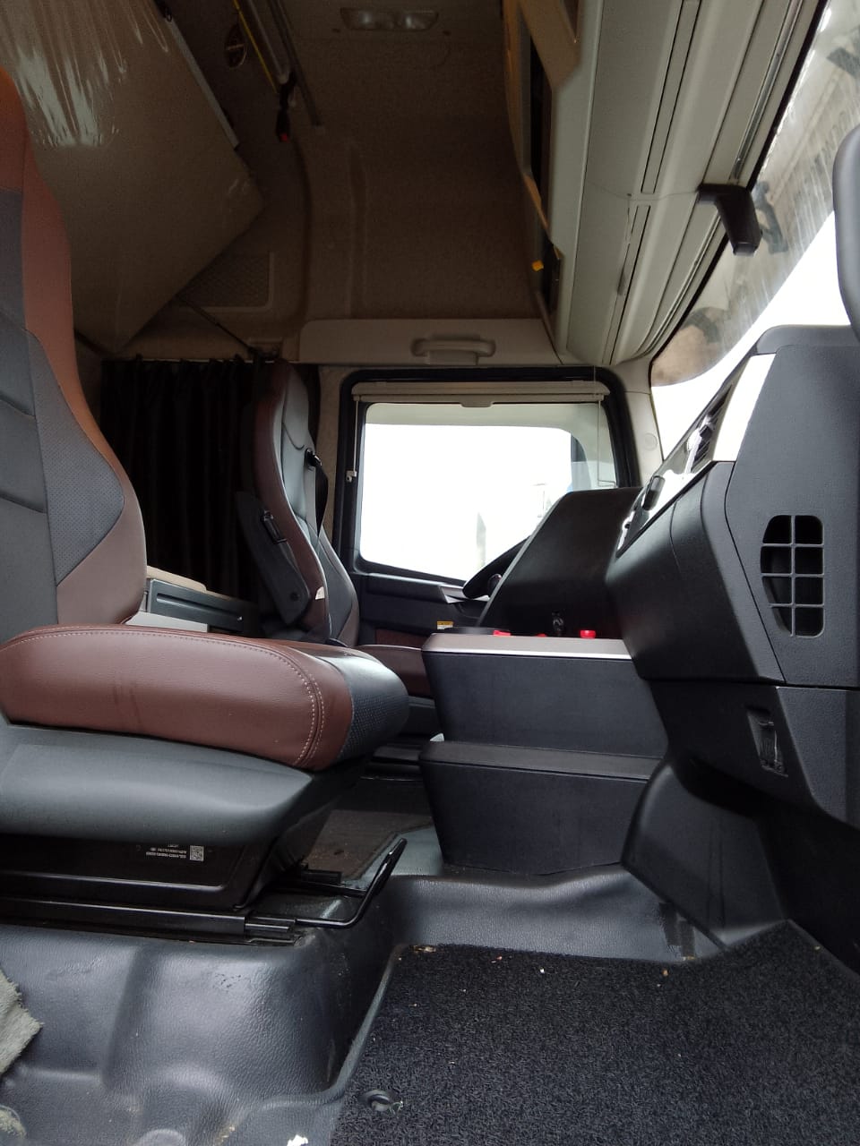 FAW J7 4x2 Седельный тягач 2023 г. - фото 9