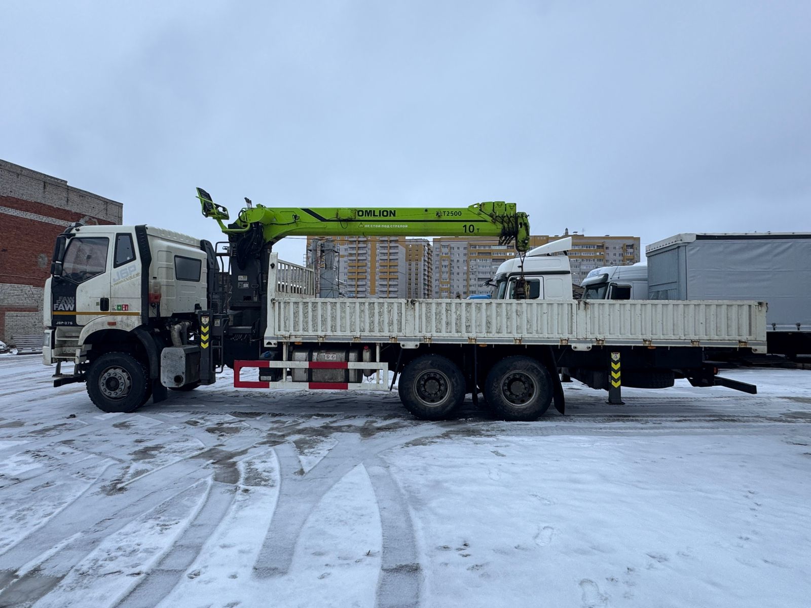 FAW J6 6x4 Бортовой с КМУ 2024 г. - фото 4